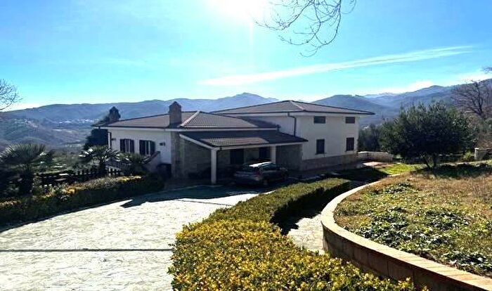 Casa con 10 locali in vendita in San Vincenzo La Costa