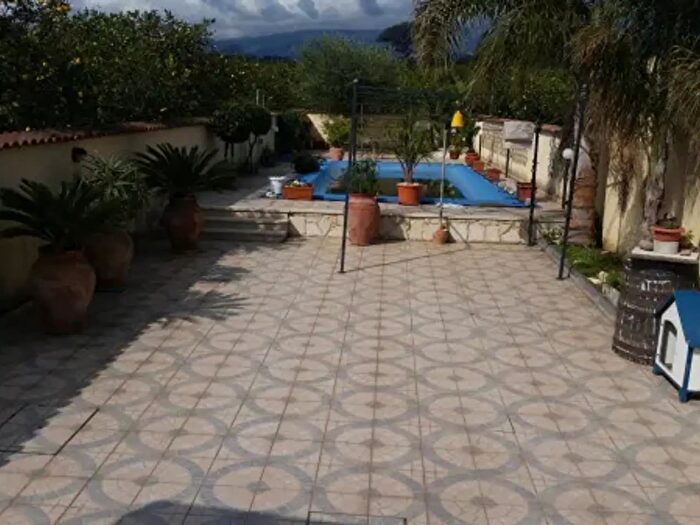 Casa con 6 locali in vendita in Viale delle Provincie, Giarre
