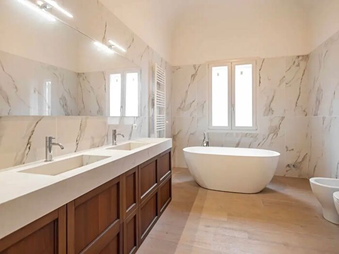 Casa con 16 locali in vendita in Cascina