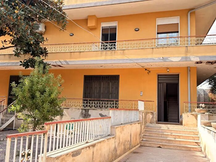 Casa con 7 locali in vendita in Catania