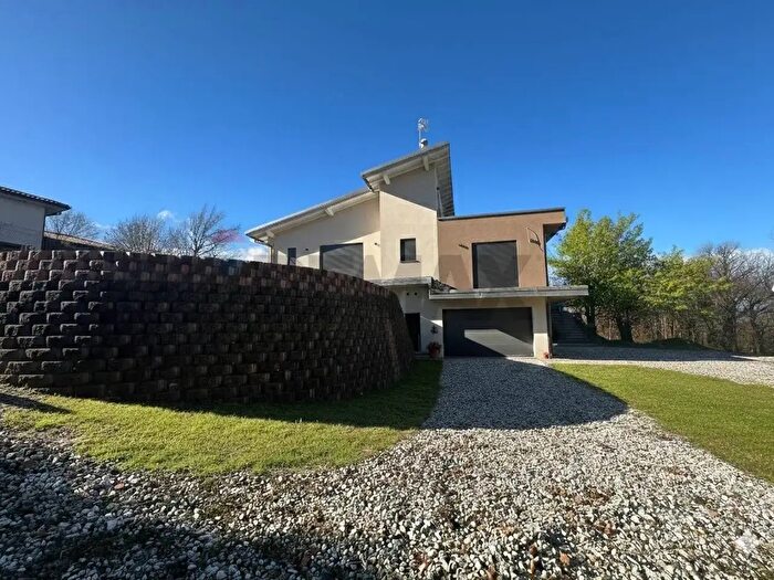 Casa con 5 locali in vendita in Azzio