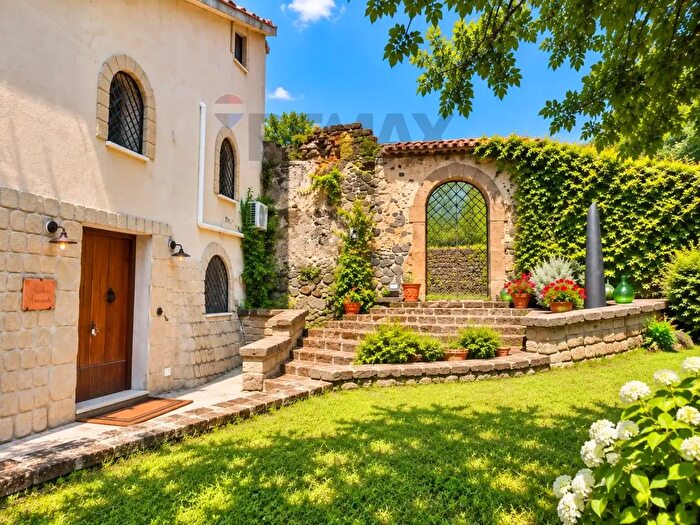 Casa con 8 locali in vendita in Galluccio