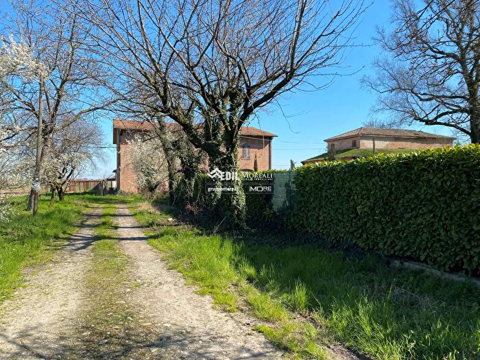 Casa con 17 locali in vendita in Modena