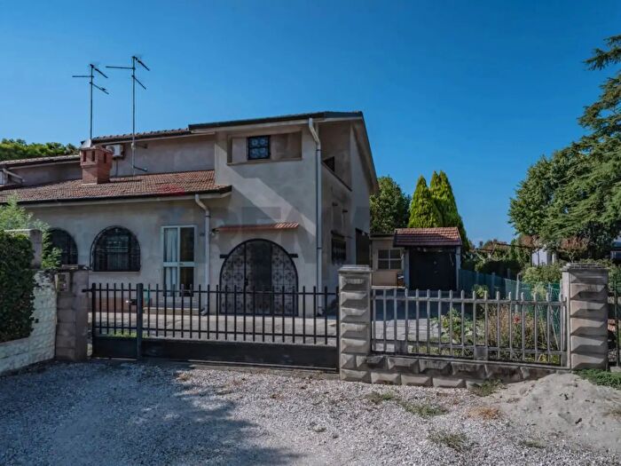 Casa quadrilocale in vendita in Viale Idris Ricci, Copparo