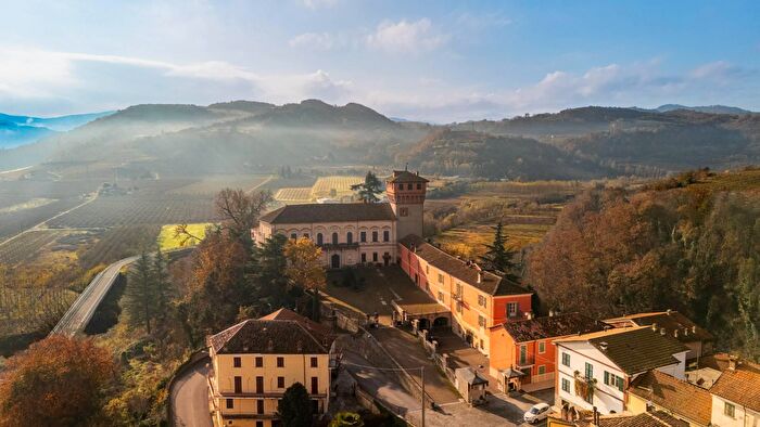 Casa con 16 locali in vendita in Piazza del Castello, Bubbio