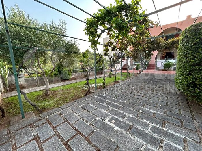 Appartamento con 8 locali in vendita in Via Valeriano De Bonis, Scalea