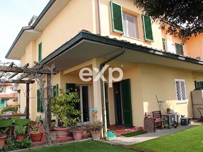 Casa con 10 locali in vendita in Campi Bisenzio