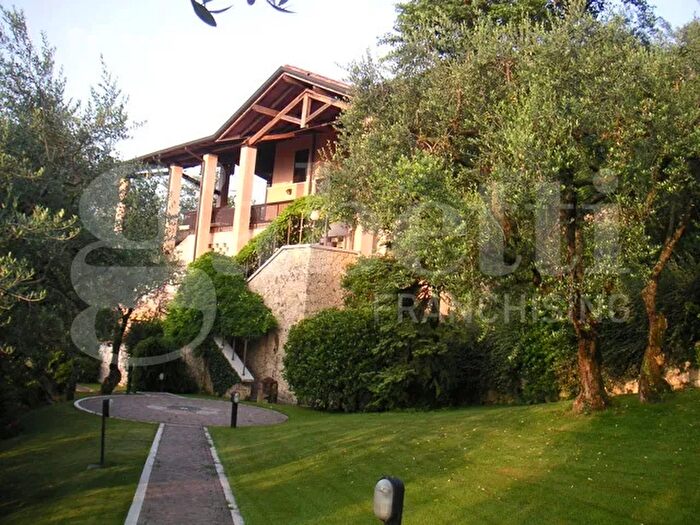 Casa con 12 locali in affitto in Via Torricelle Snc, Verona