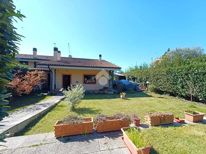 Casa con 5 locali in vendita in Via delle Robinie, Nepi
