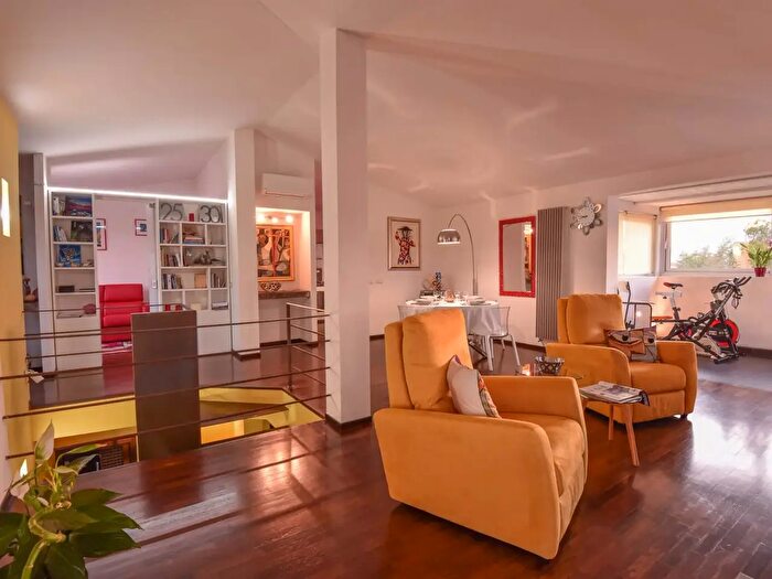 Appartamento con 6 locali in vendita in Via Leonardo Leo, Olbia