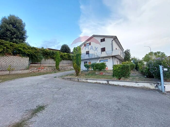 Appartamento quadrilocale in vendita in Via Caduti di Via Fani, Poggio Picenze