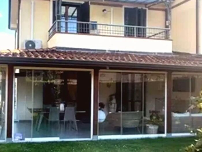 Casa con 5 locali in vendita in Massa