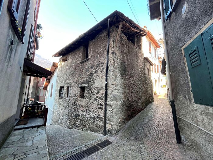 Casa con 6 locali in vendita in Via Santa Croce, Torno
