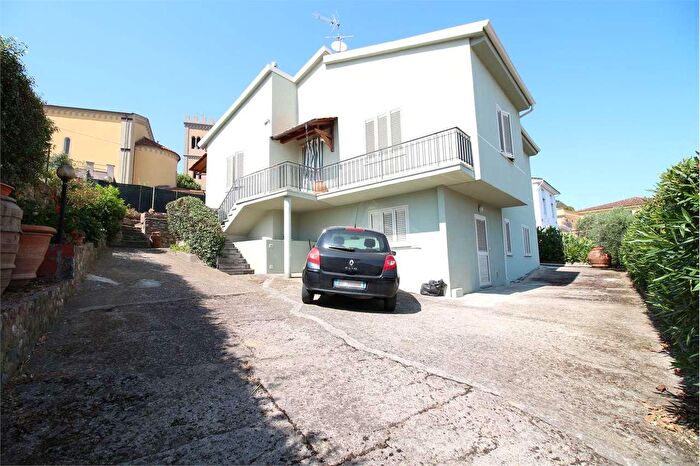 Casa con 10 locali in vendita in Bientina