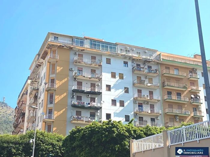 Appartamento quadrilocale in vendita in Via Ammiraglio Rizzo, Palermo
