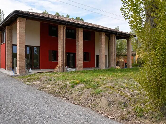 Casa quadrilocale in vendita in Strada Chiesa di Castelnovo, Parma