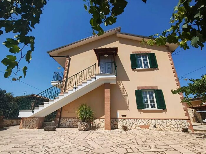Casa con 8 locali in vendita in Vocabolo Pietre Bianche Snc, Orte