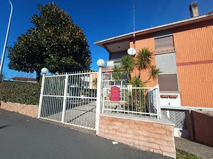 Casa quadrilocale in vendita in Via Giulio Volpi, Nepi