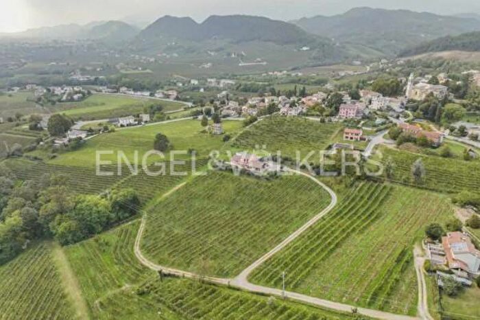 Casa con 6 locali in vendita in Via Vittoria, Refrontolo