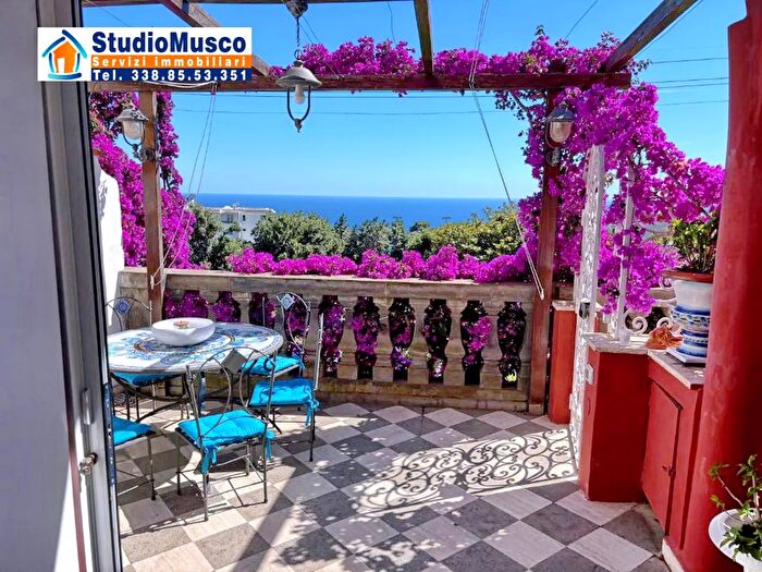 Appartamento quadrilocale in vendita in Via Camerelle, Capri