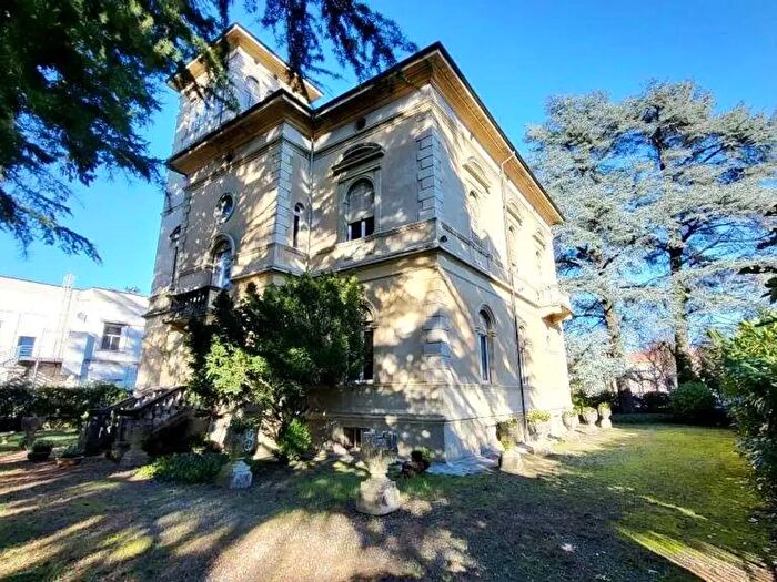 Casa con 20 locali in vendita in Corso Martiri della Libertà, Ovada