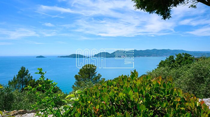 Casa con 10 locali in affitto in Via Fratelli Landi, Lerici