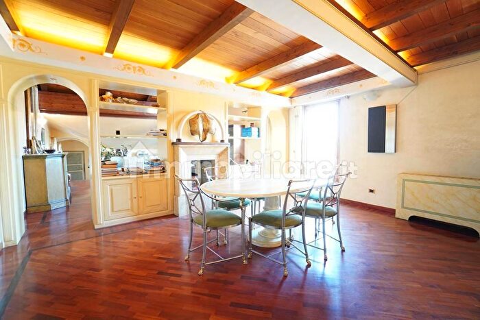 Appartamento con 6 locali in vendita in Via Galliera, Bologna