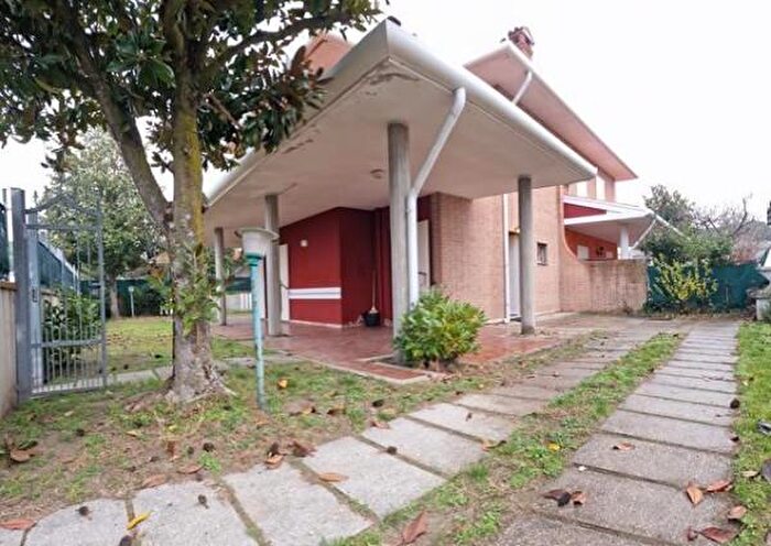 Casa quadrilocale in vendita in Viale Europa, Comacchio
