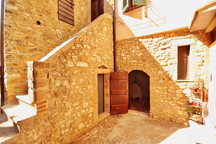 Casa quadrilocale in vendita in Via Piana Semproniano, Semproniano