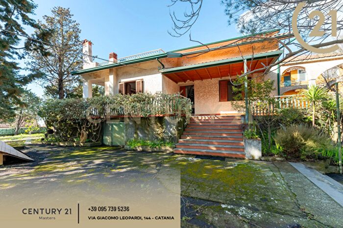 Casa con 6 locali in vendita in Via Francesco Durante, Pedara