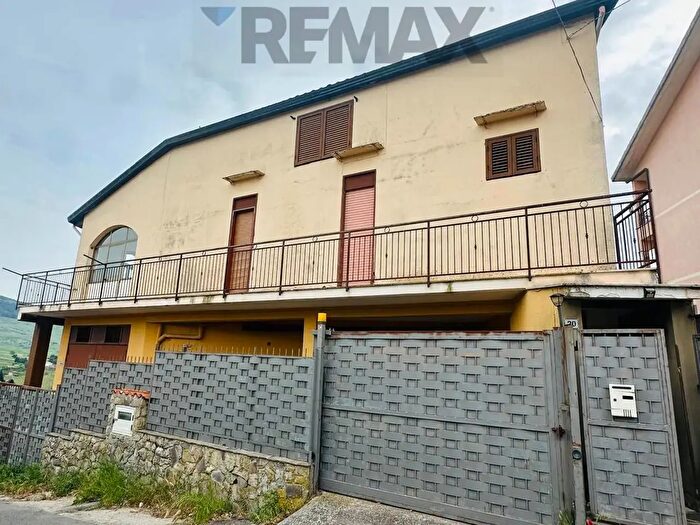 Appartamento con 5 locali in vendita in Via Tirana, Santa Cristina Gela