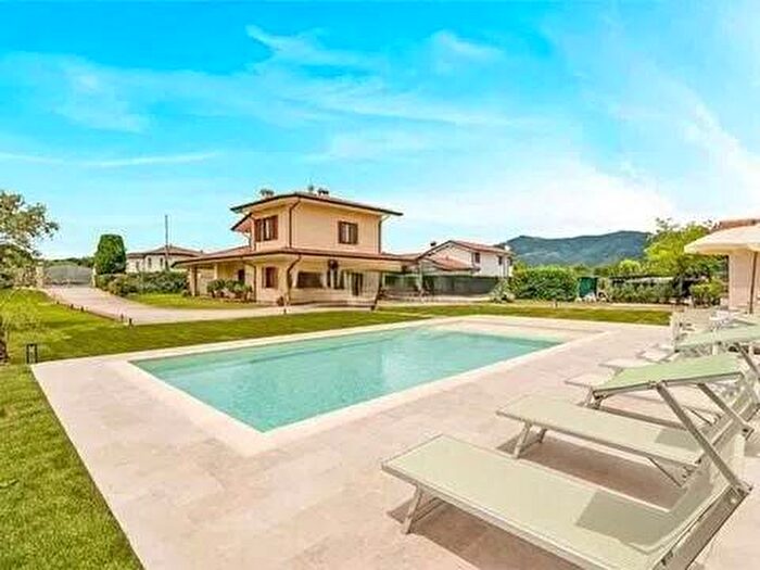 Casa con 6 locali in affitto in Via Padule, Pietrasanta