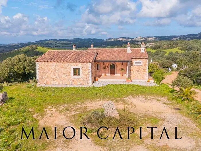 Casa con 10 locali in vendita in Arzachena