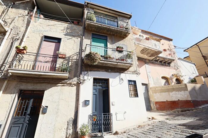 Casa quadrilocale in vendita in Via Amedeo Duca dAosta, Palagonia