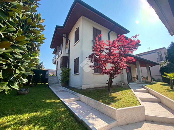 Casa con 5 locali in vendita in Isola Della Scala