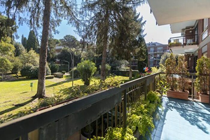 Appartamento con 6 locali in vendita in Via Alberto Cadlolo, Roma