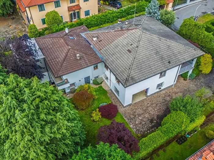Casa con 5 locali in vendita in Via Ugo Foscolo, Mozzo
