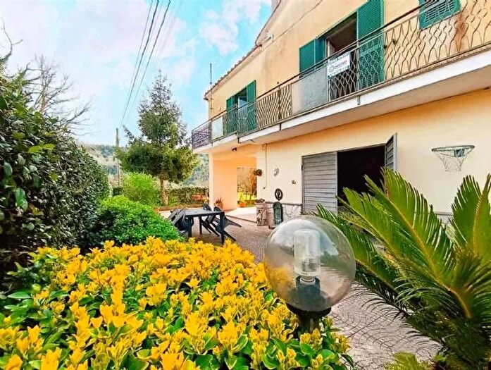 Casa con 6 locali in vendita in Via San Valentino Collevecchio, Collevecchio