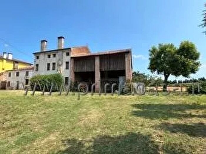 Casa con 15 locali in vendita in Via Carbon, Pressana