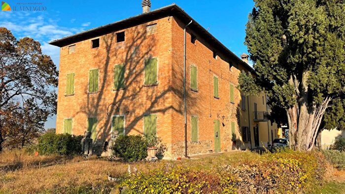 Casa con 8 locali in vendita in Sassuolo