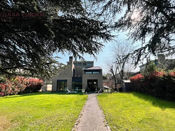 Casa con 6 locali in vendita in Strada Salvini, Parma