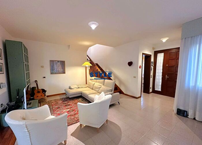 Casa con 8 locali in vendita in Pianiga