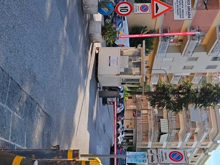 Appartamento trilocale in affitto in Via Eduardo Nicolardi, Colli Aminei Capodimonte, Napoli