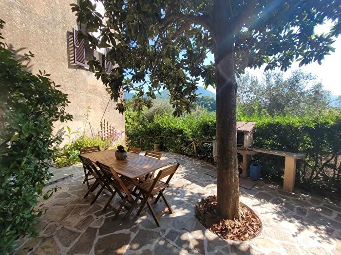 Casa con 8 locali in vendita in Camaiore