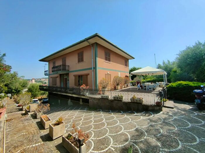 Casa con 11 locali in vendita in Vicolo Olivella, Albano Laziale