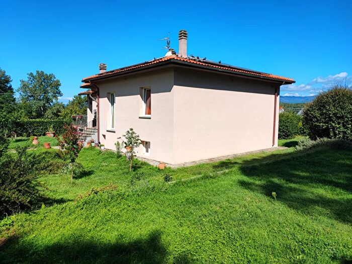 Casa con 7 locali in vendita in Vicchio