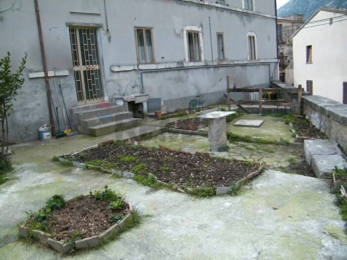 Appartamento quadrilocale in affitto in Piazza Umberto I, Lama Dei Peligni