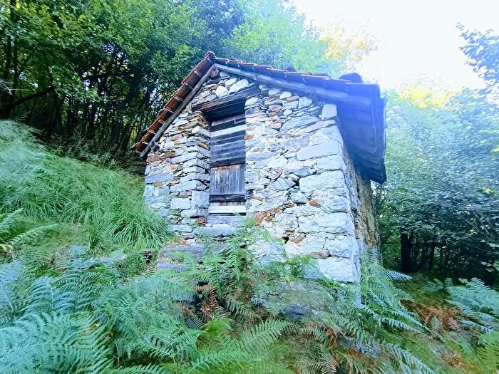 Casa bilocale in vendita in Arzo, Casale Corte Cerro