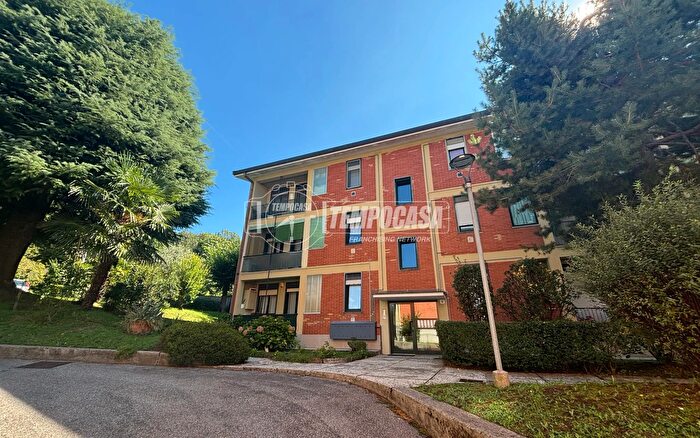 Appartamento quadrilocale in vendita in Via Giovanni da Caversaccio, Como