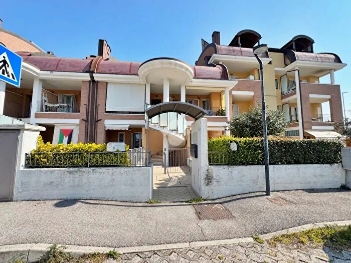 Appartamento trilocale in vendita in Via Saverio Mercadante, Vallefoglia